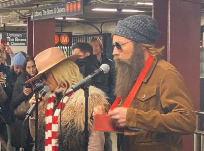 Alanis Morissette y Jimmy Fallon cantan en el metro de Nueva York