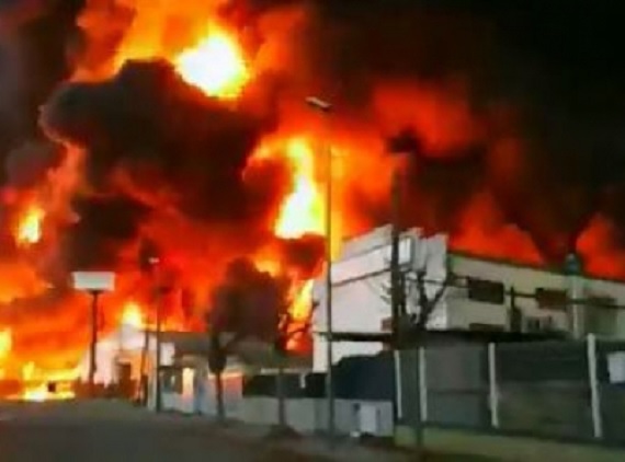Alerta por aparatoso incendio en planta química en España