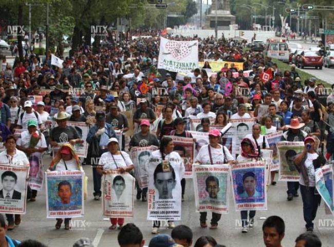 Ofrece AMLO protección a quien ayude a resolver caso Ayotzinapa