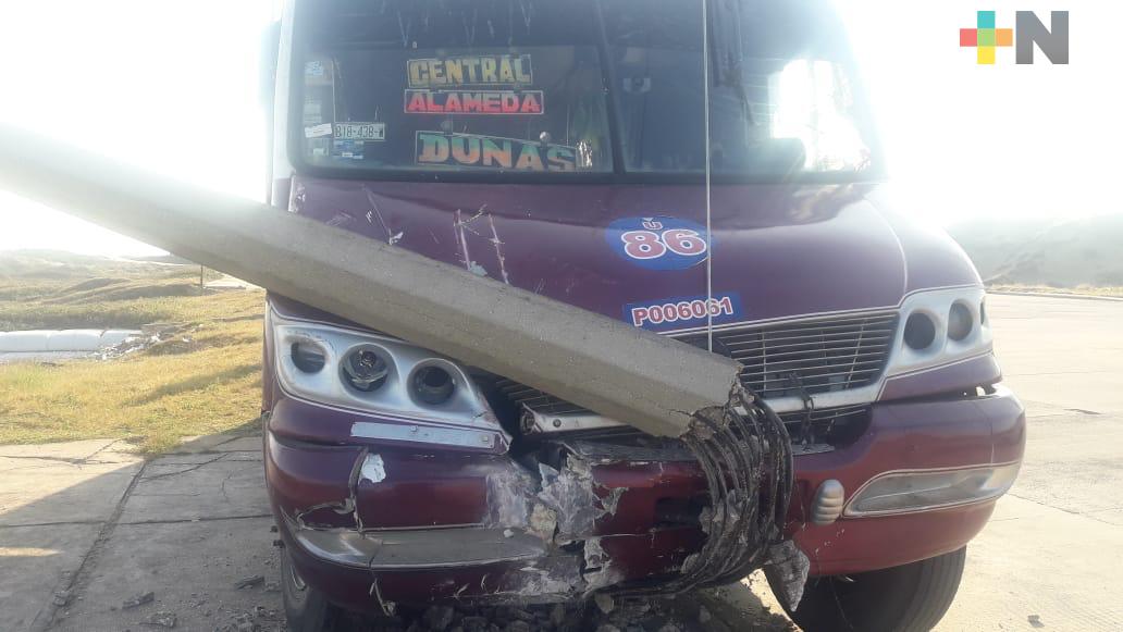 Urbano se impacta con poste en el malecón costero de Coatzacoalcos