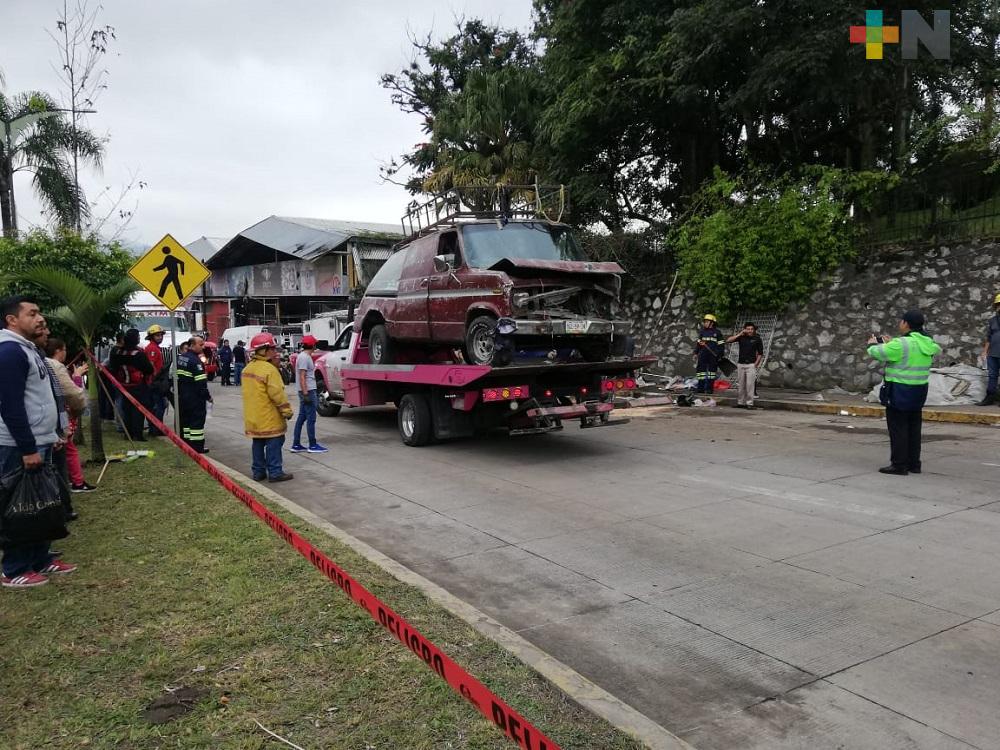 Cae aplanadora de plataforma, daña seis vehículos y cierran vialidad de bulevar Córdoba-Fortín