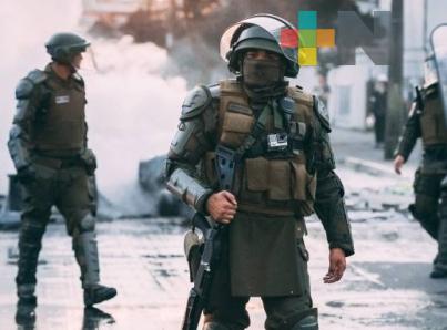 Carabineros amedrentan a corresponsal de televisora