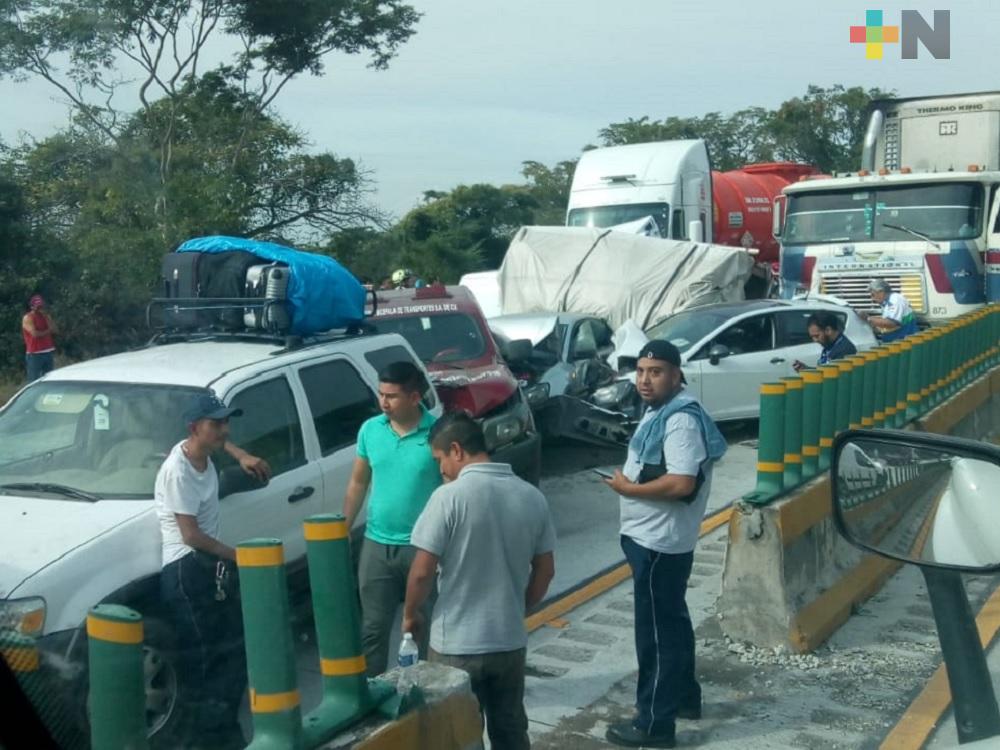 Carambola obliga a cerrar autopista Córdoba-Veracruz, se reportan lesionados