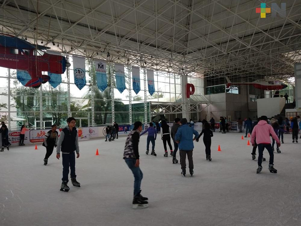 Cerca de cinco mil personas visitan diariamente la pista de hielo en Xalapa