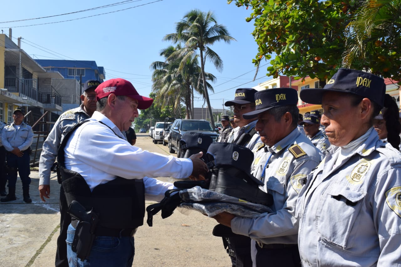 Destacamentos del IPAX en el sur de Veracruz recibieron uniformes