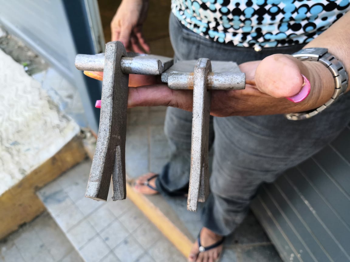 Comerciantes de Coatzacoalcos refuerzan cortinas metálicas en sus negocios
