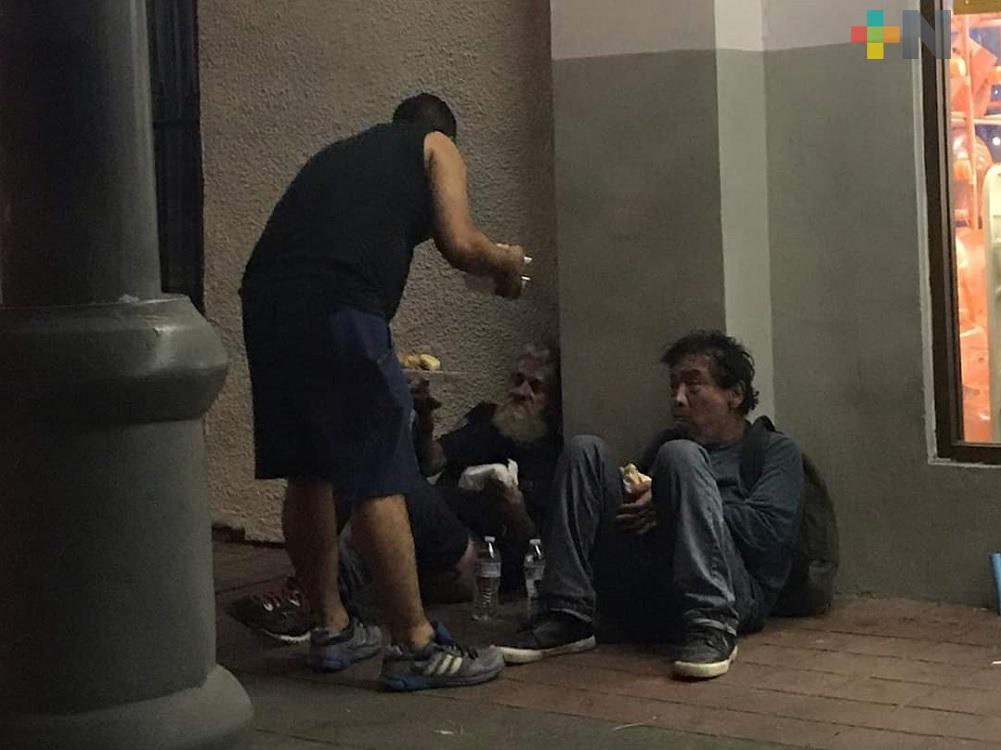 Cenas a personas en condición de calle, iniciativa de joven en Veracruz puerto