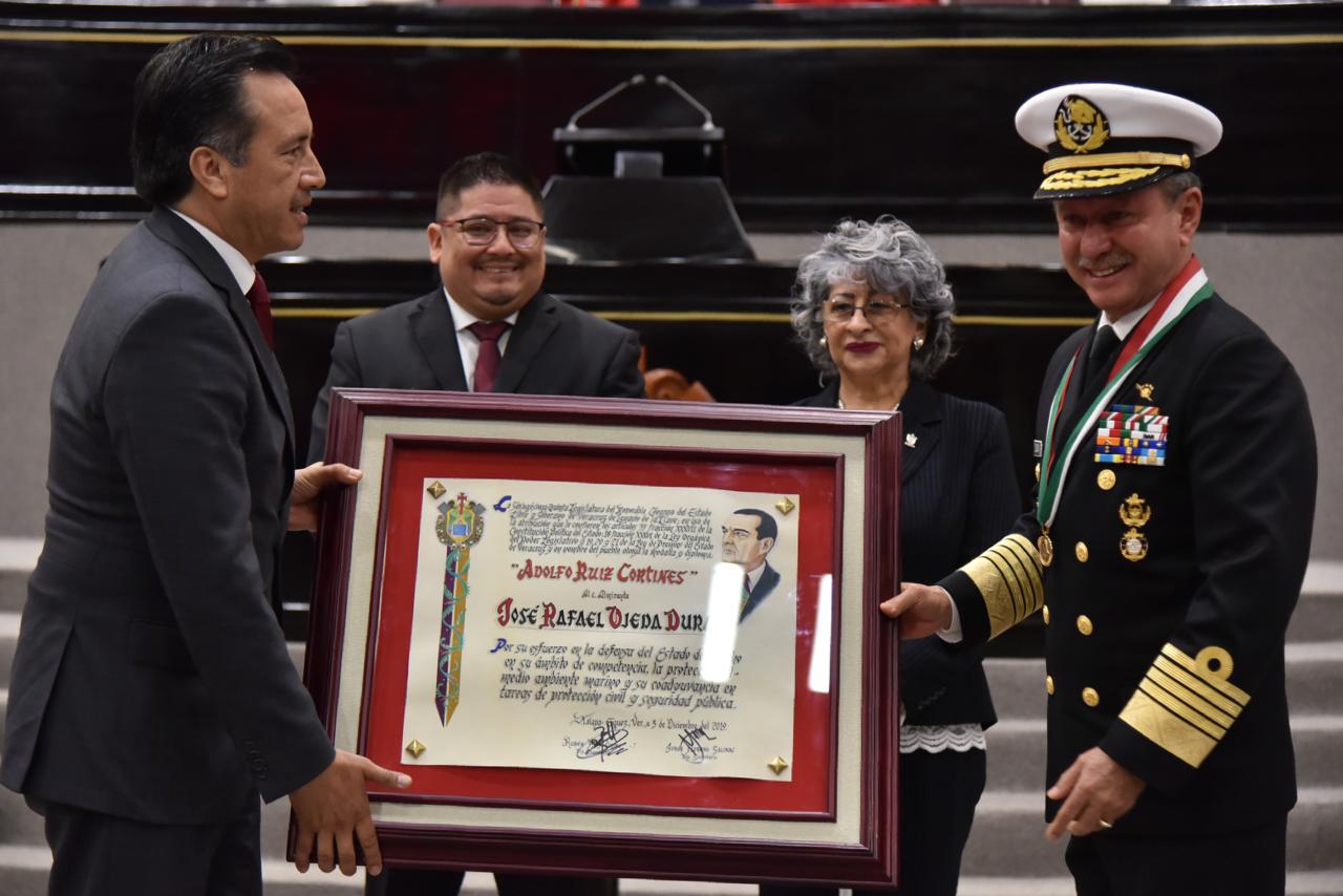 Gobernador Cuitláhuac García entregó la medalla “Adolfo Ruiz Cortines” a José Rafael Ojeda Durán, secretario de Marina