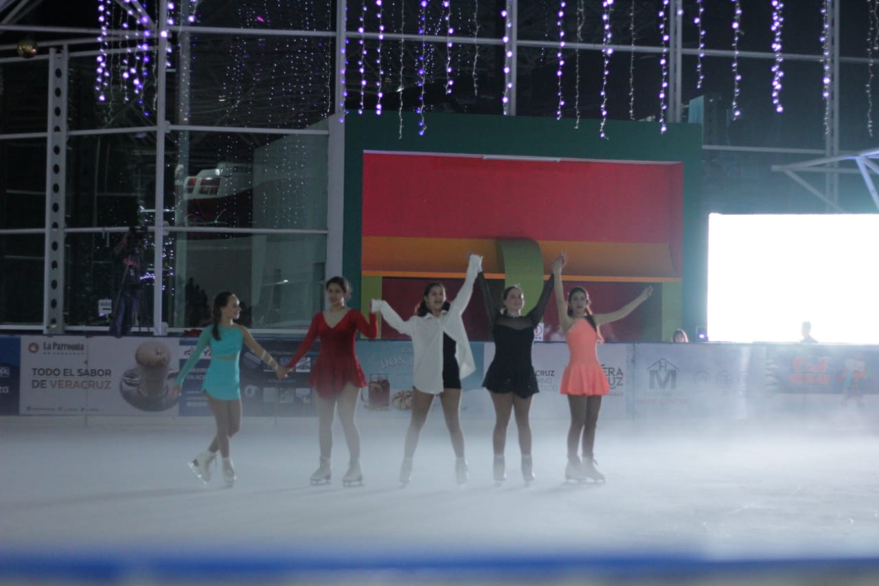 Espectacular exhibición de las campeonas nacionales de patinaje artístico sobre hielo, en Xalapa