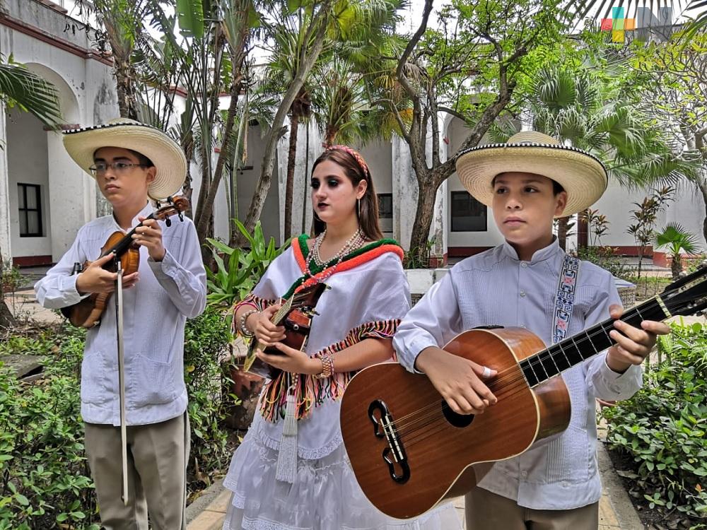 Adolescentes rescatan tradición del huapango