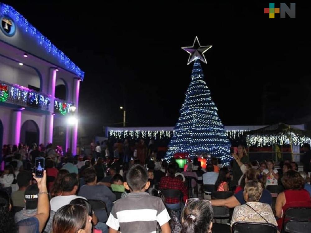 Encienden árboles de la  Navidad en municipios del norte de Veracruz