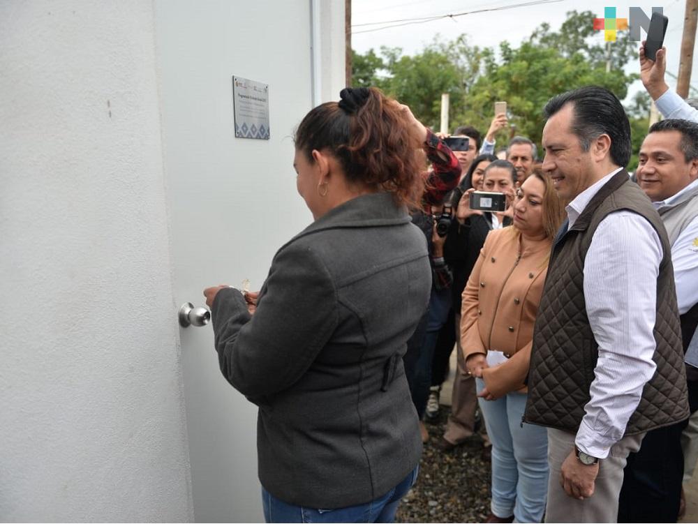 Entrega gobernador Cuitláhuac García 53 viviendas en Coatzintla