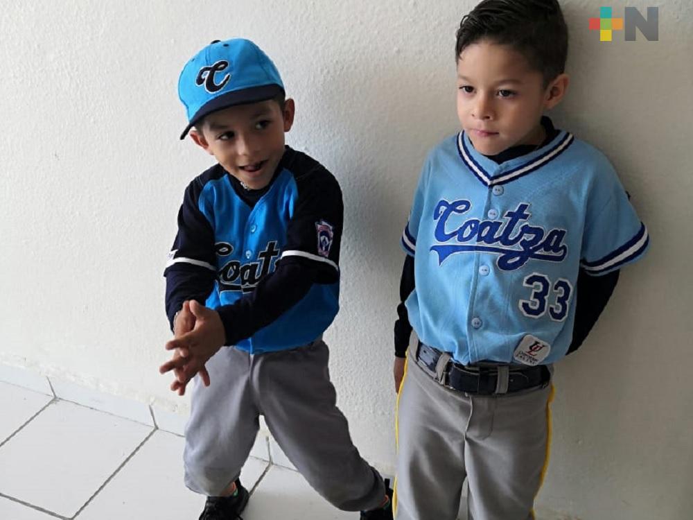 Equipo de béisbol Azules de Coatzacoalcos inician colecta para viajar a competencia en Córdoba