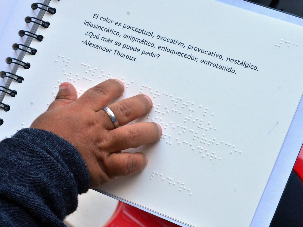 Estudiante de la UNAM crea libro para débiles visuales