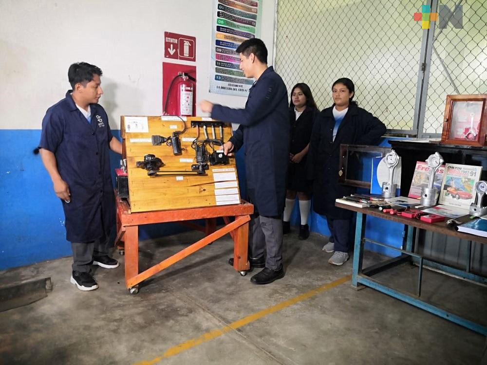 Estudiantes de CBTIS 250 de Chinameca realizan presentación de proyectos finales