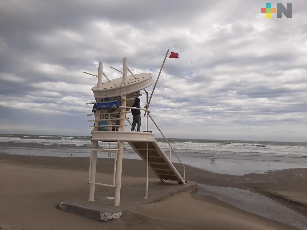 Guardavidas vigilan playas de Boca del Río por evento de Norte