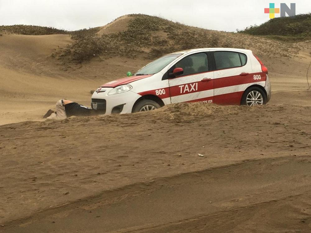 Vehículos quedan atrapados por arena del malecón de Coatzacoalcos