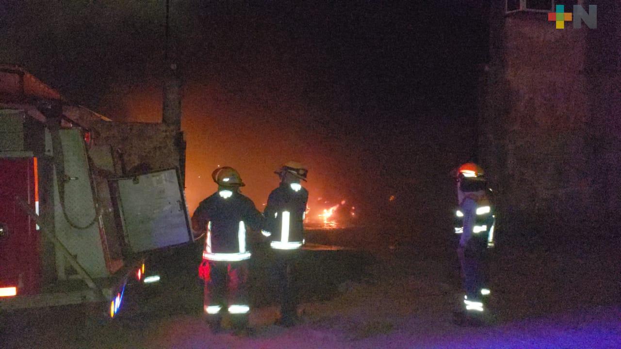 Sin víctimas por incendio en corralón de grúas, en Coatzacoalcos