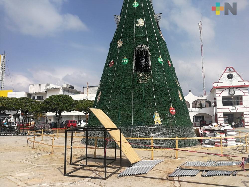 Instalan pino navideño y villa iluminada en Las Choapas
