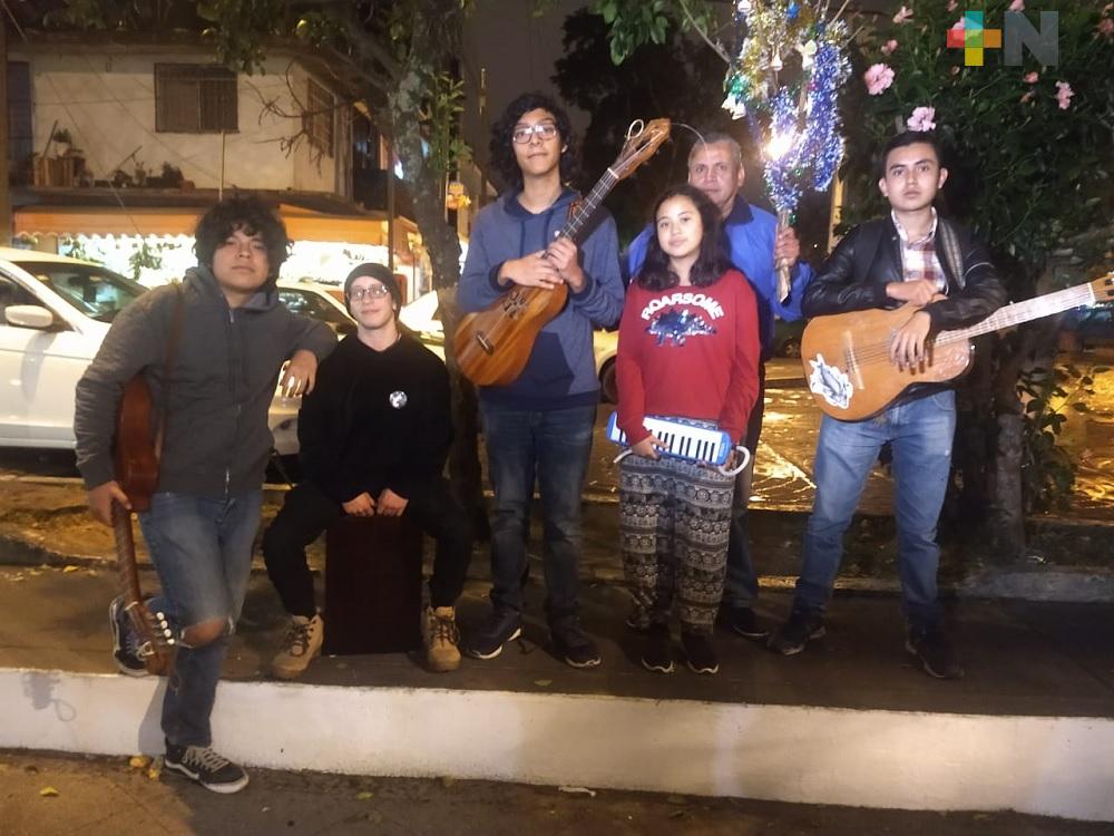 En Xalapa, jóvenes músicos cantan La Rama para adquirir instrumentos y costear giras