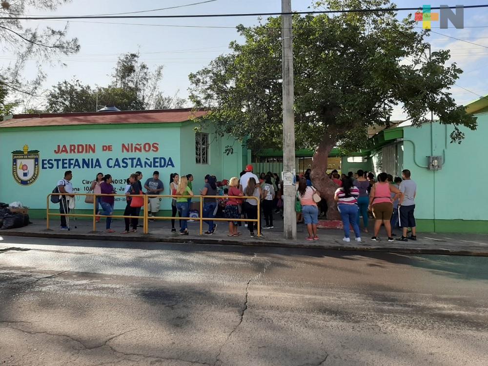 Madres de familia solicitan mayor seguridad en jardín de niños en vacaciones decembrinas