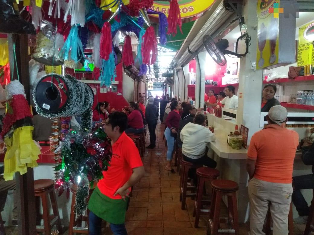 Sin detenerse movimiento en la zona de mercados de Veracruz