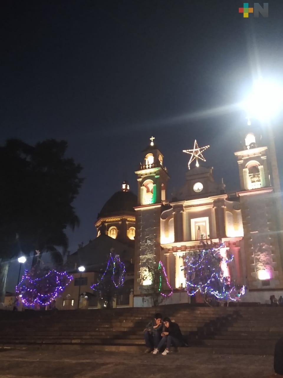 Villa Navideña ilumina calles de Xico