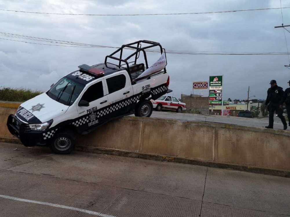 Patrulla termina sobre muro de contención; conductor perdió control del volante