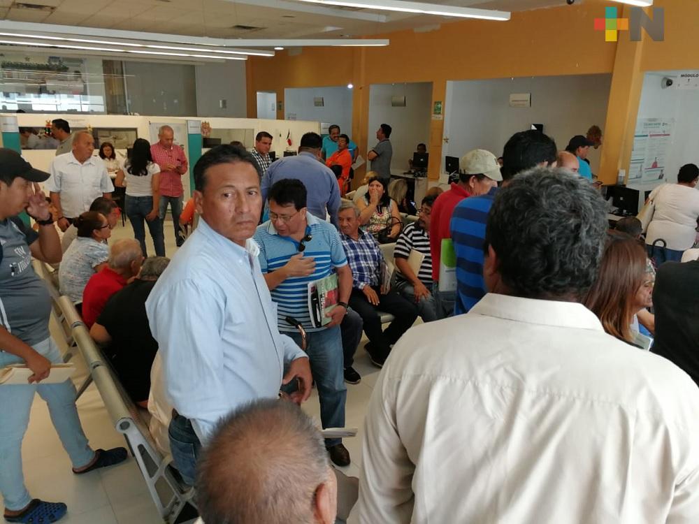 Automovilistas saturan Oficina de Hacienda en Coatzacoalcos