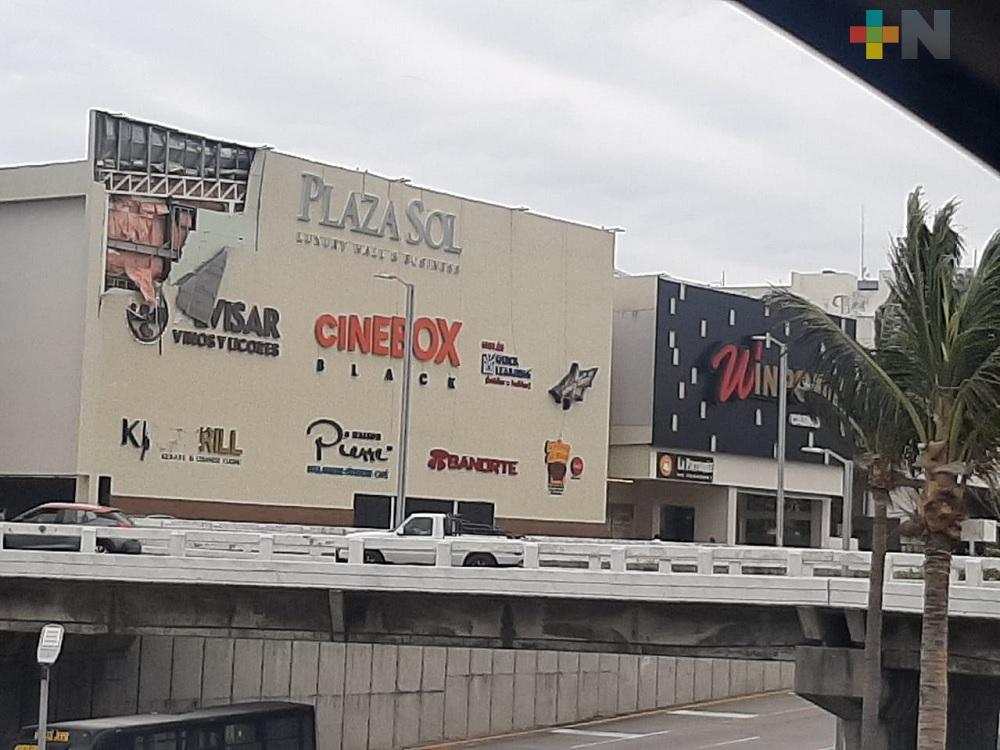 Rachas de 100 km/h provocan desprendimiento de fachada en plaza comercial