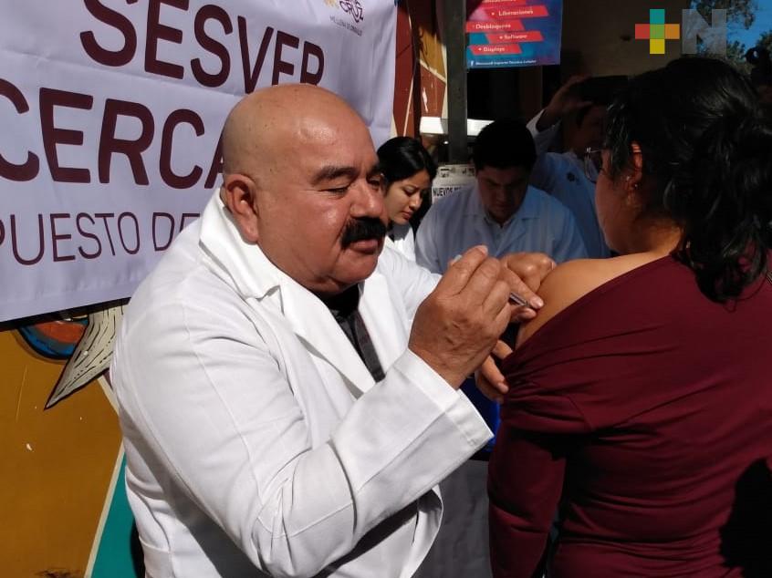 El secretario de Salud vacunó a ciudadanos en el mercado Jáuregui, en Xalapa
