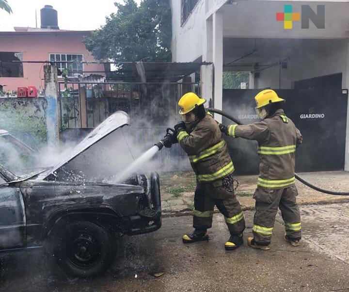 Se incendia camioneta particular en Minatitlán
