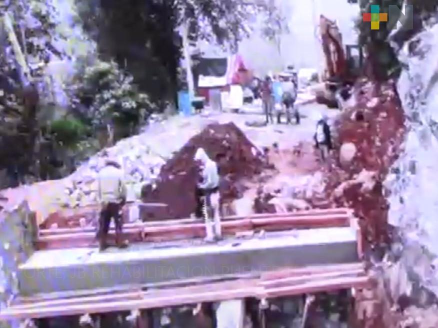 Avanzada la rehabilitación de puente y pavimentación de accesos a Texcatepec