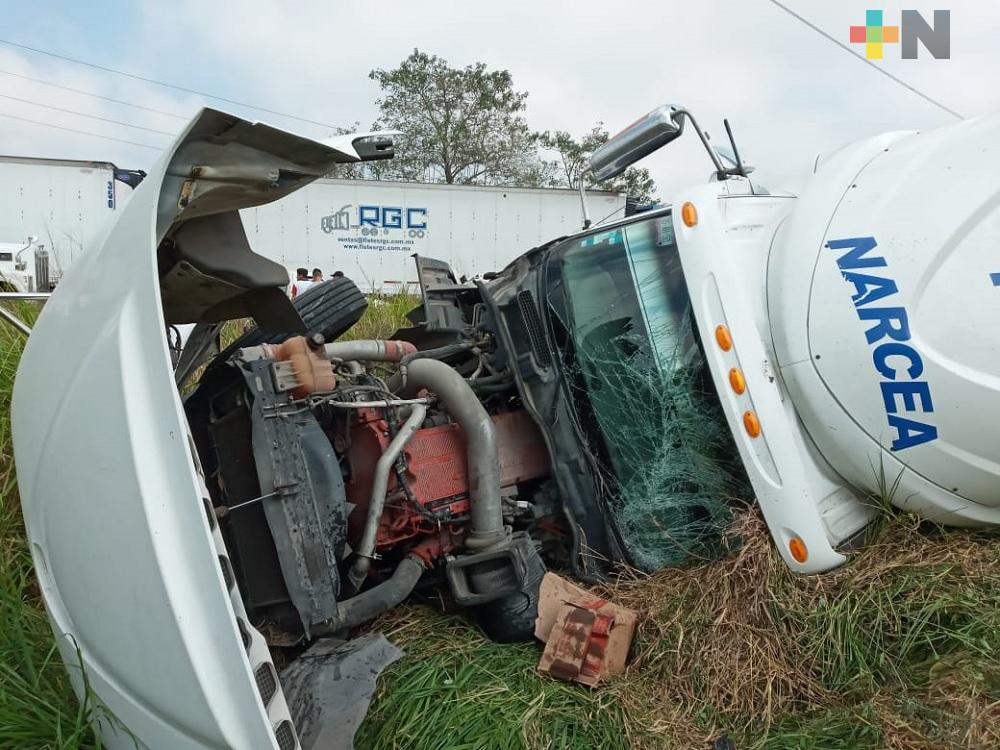 Tráiler con aceite comestible se accidenta en autopista  Cosoleacaque-Nuevo Teapa