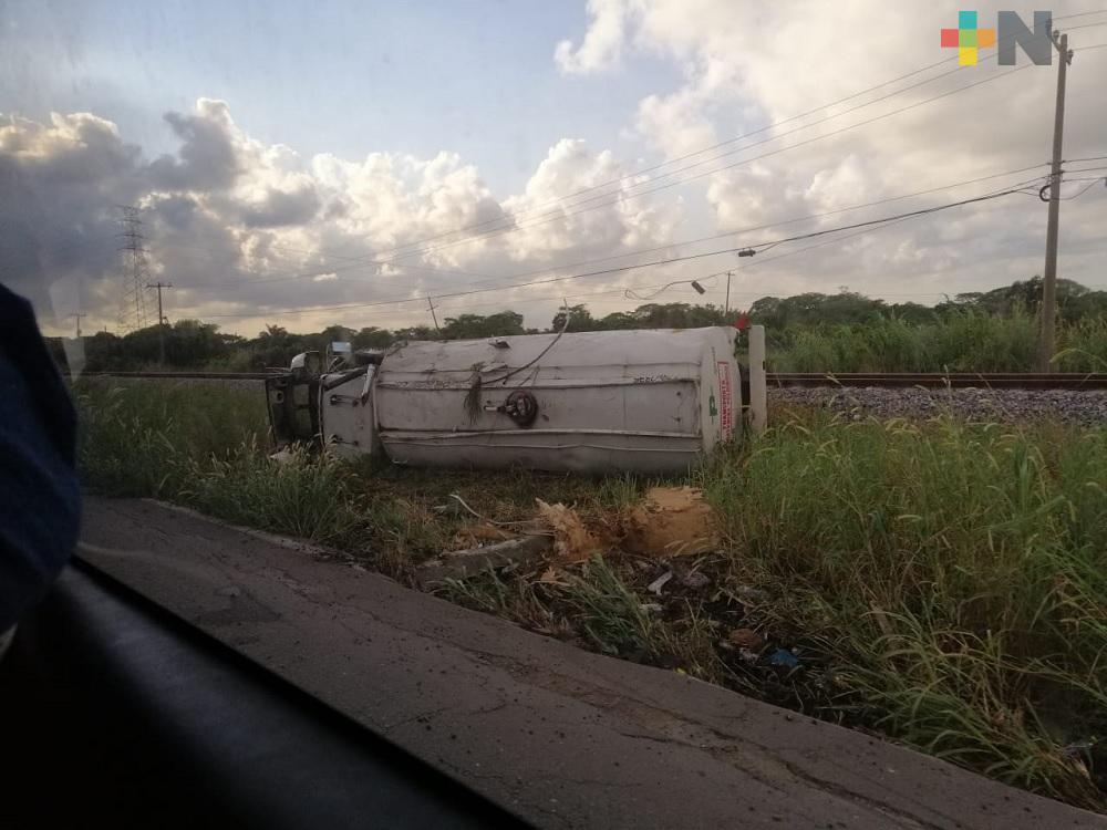Vuelca pipa en carretera Coatzacoalcos-Villahermosa; sin lesionados
