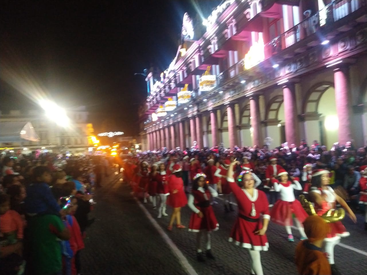 Desfile Navideño iluminó el centro de Xalapa
