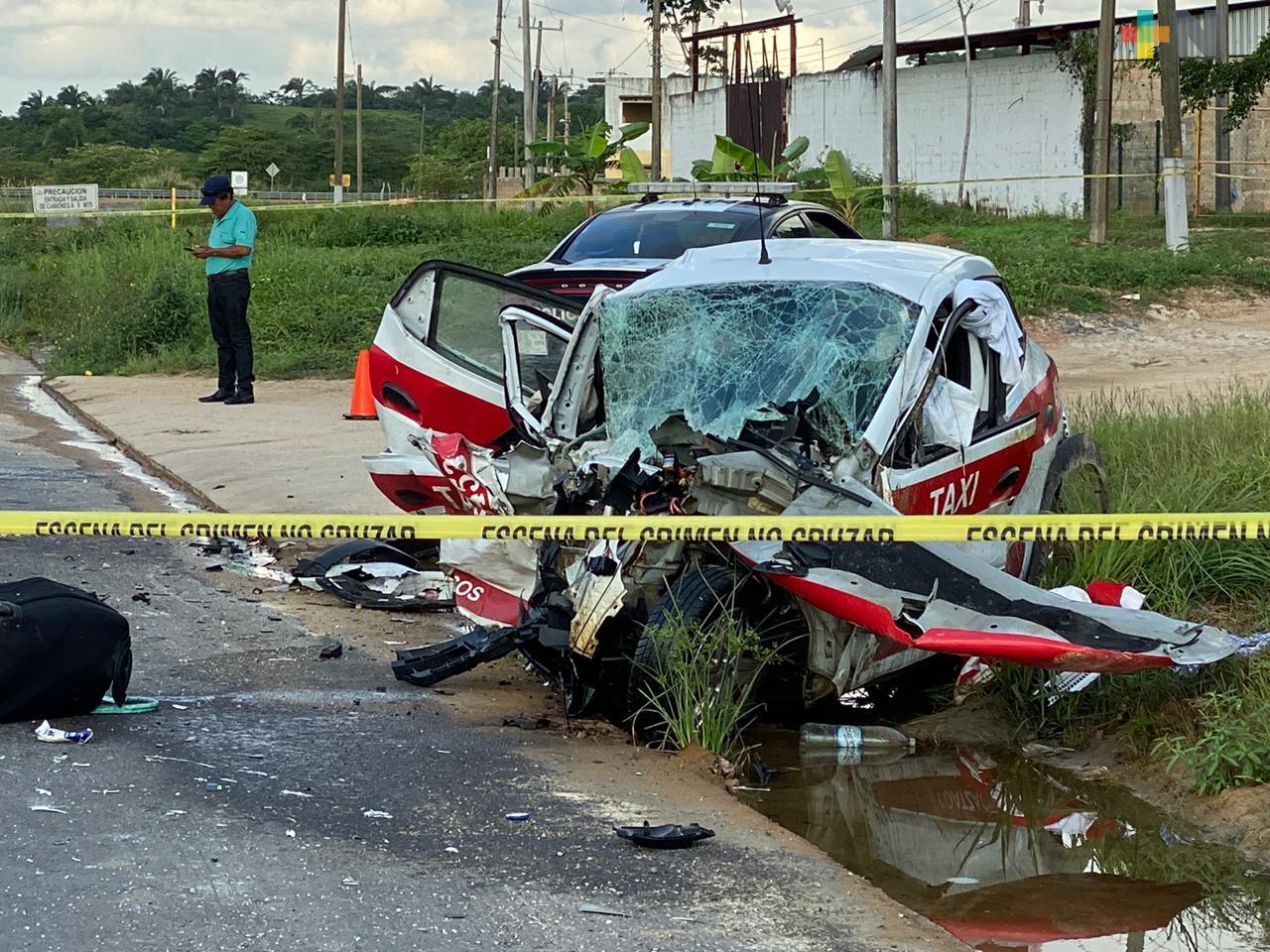 Fuerte accidente en la carretera Coatzacoalcos-Villahermosa; muere taxista