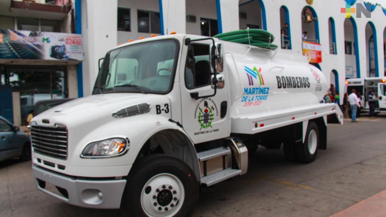 Entregan ambulancia y pipa a Bomberos en Martínez de la Torre