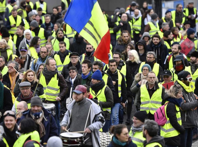 Los «chalecos amarillos» marchan en París en el tercer día de huelga