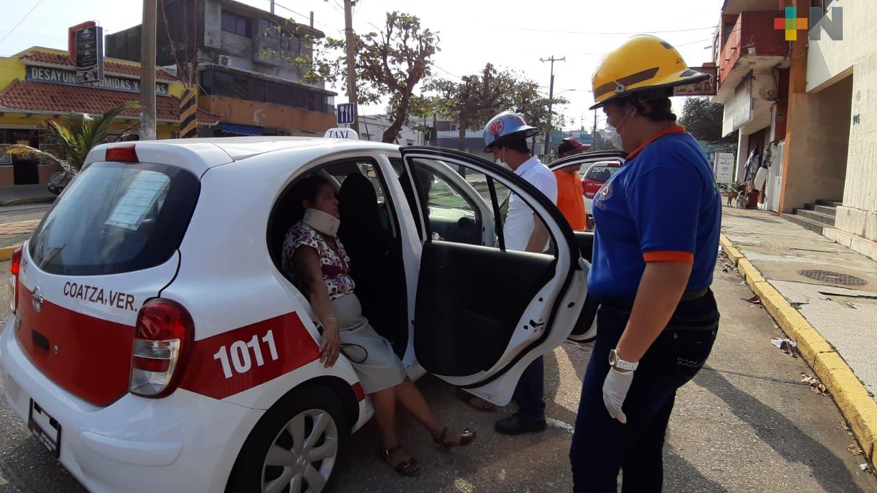 Dos mujeres y un bebé lesionados tras choque de dos taxis en centro de Coatzacoalcos