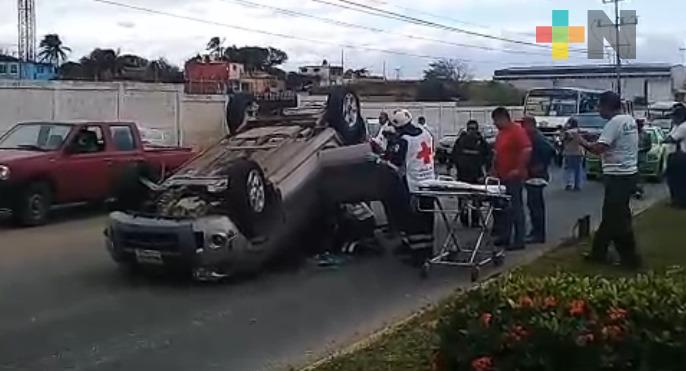 Vuelca camioneta en avenida de Coatzacoalcos; dos lesionados
