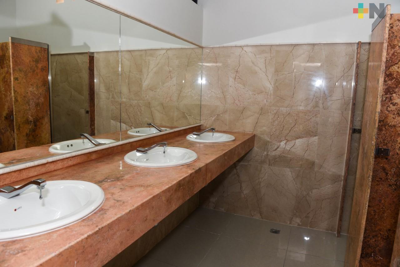 Entregan baños remodelados en el parque Juárez de Xalapa