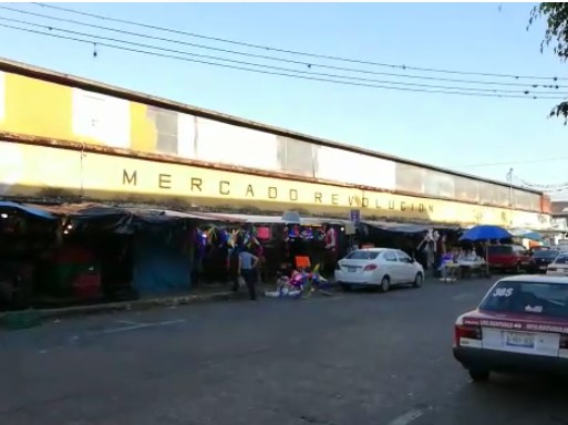 Entregan apoyos a comerciantes afectados en incendio del mercado Revolución