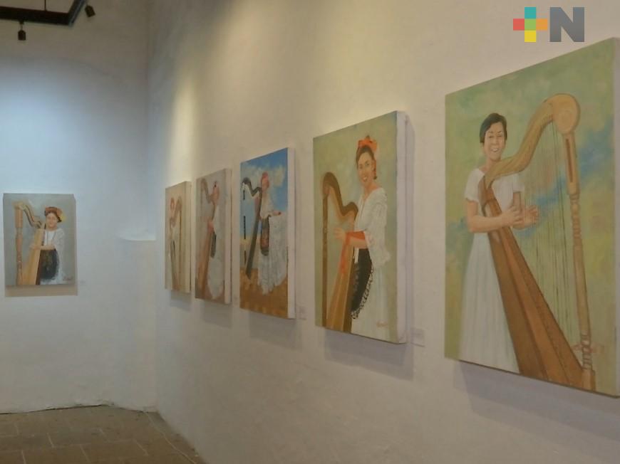 Salvador Hernández expone pinturas sobre arpas y mujeres en Centro Recreativo Xalapeño
