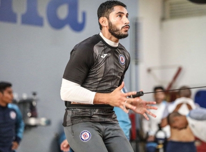 Jesús Corona renueva contrato con Cruz Azul hasta 2021
