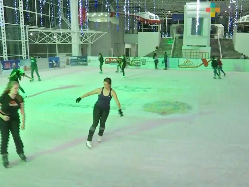 Pista de hielo en Xalapa, lugar para la convivencia familiar