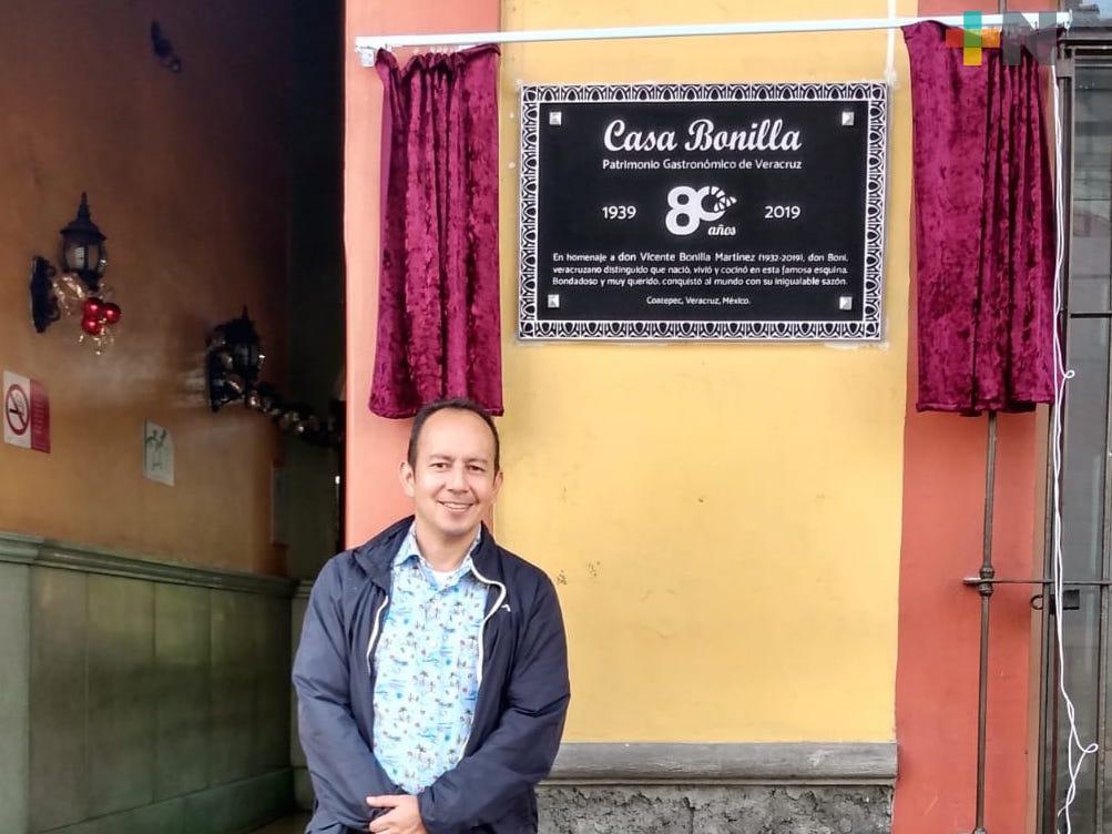 Devela restaurante Casa Bonilla de Coatepec, placa de 80 aniversario