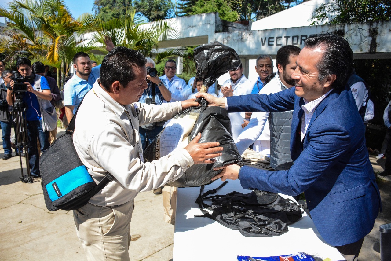 Dignifica Gobierno del Estado trabajo de vectores, entrega uniformes y equipo de protección