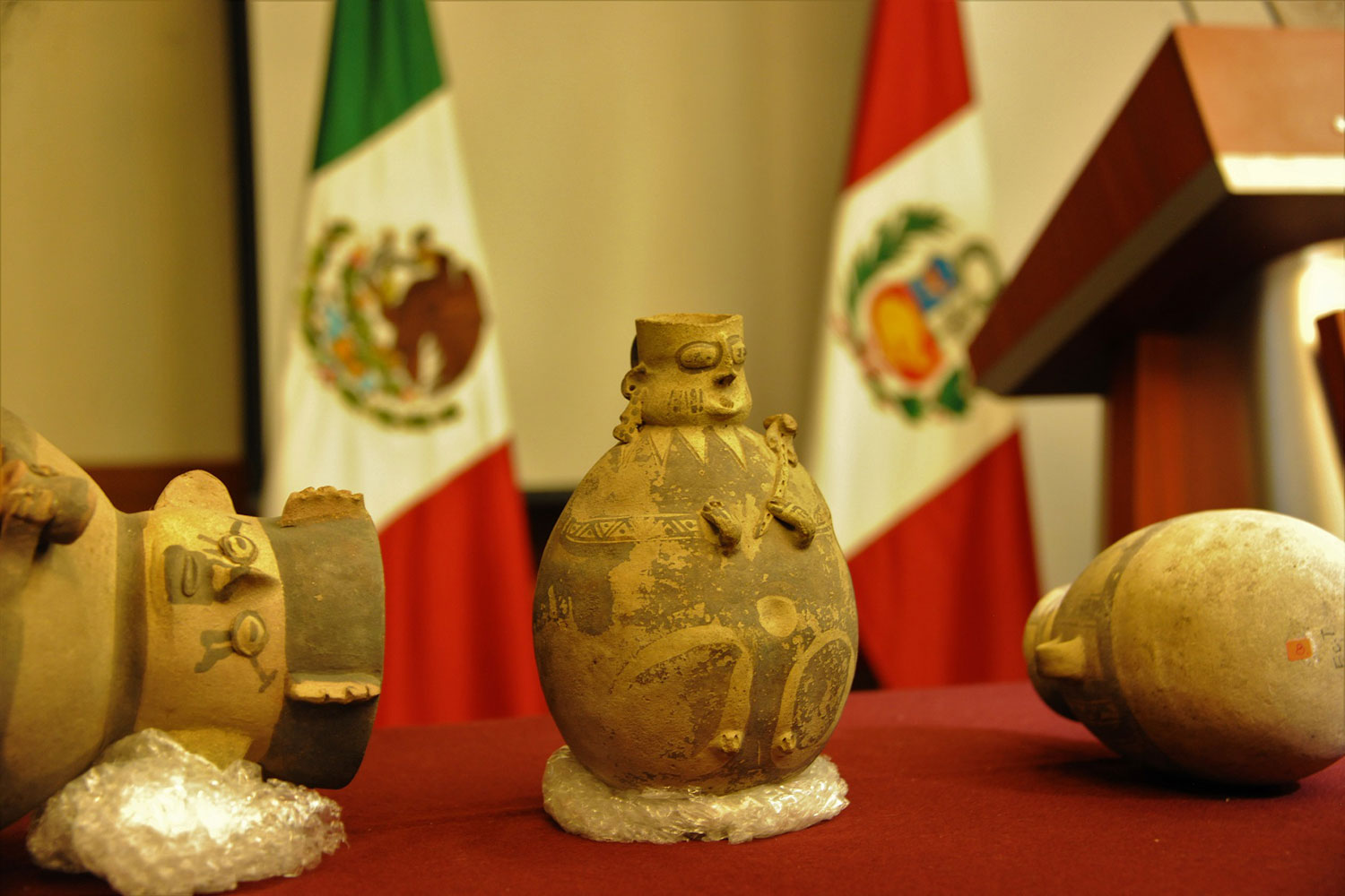 México restituye a Perú 37 piezas de sus antiguas culturas