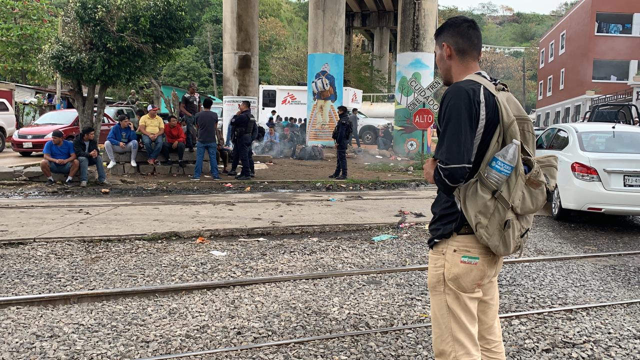 Migrantes se entregan voluntariamente a autoridades en Coatzacoalcos